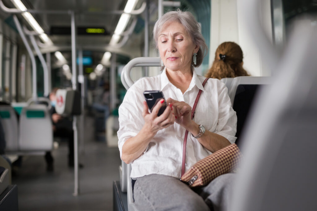 Mujer con teléfono en tranvía