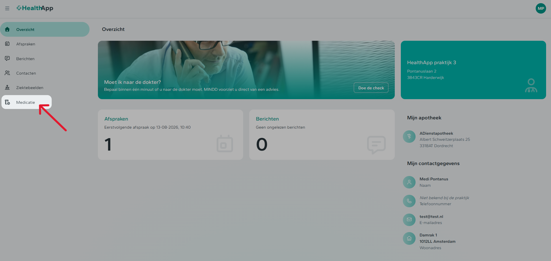 De gebruiker staat op de overzichtspagina van de HealthApp. Een rode pijl wijst naar de knop Medicatie in het menu aan de linkerkant. Via deze knop kan de gebruiker naar het overzicht van medicijnen gaan.